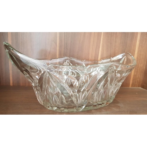 143 - Vintage Large Cut Glass Bowl / Gondola (H:15cm x L:40cm)