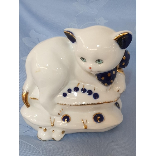 287 - White Kitten with Light Blue Eyes and Navy Blue Bow in Gold Colour Dots - Porcelain Figurine (H:10cm... 