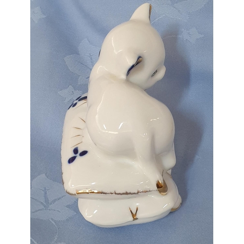 287 - White Kitten with Light Blue Eyes and Navy Blue Bow in Gold Colour Dots - Porcelain Figurine (H:10cm... 