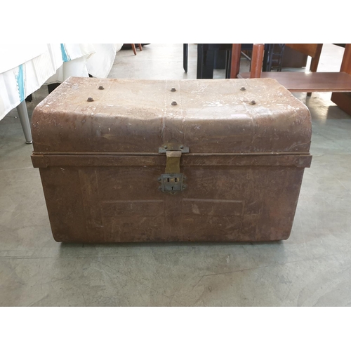 70 - Metal Traveling Trunk (69cm x 35cm x 45cm)