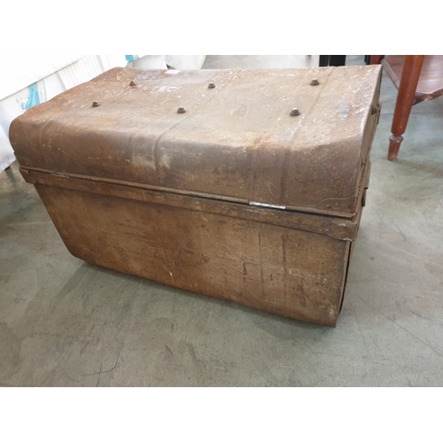 70 - Metal Traveling Trunk (69cm x 35cm x 45cm)