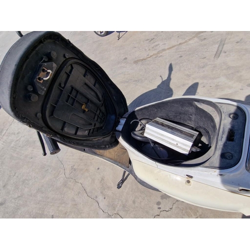 1 - E-Rider Electric Scooter, Model B2000, (2017), Tax'd to end 2022

* Basic Test, Drives and Running! ... 