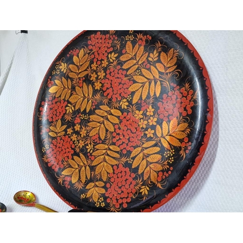 117 - Large Round Decorative Lacquered Russian Plate with Hand Painted Foliage Decoration, (Approx. Ø: 55c... 