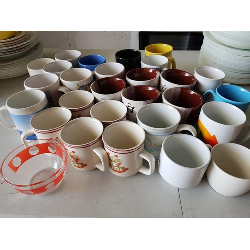 681 - Large Collection of Approx 25pcs of Assorted Mugs