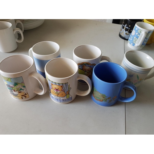 681 - Large Collection of Approx 25pcs of Assorted Mugs