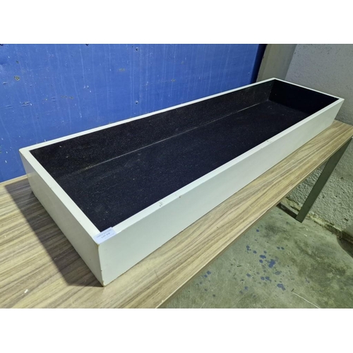 418 - White Colour Display Unit / Showcase with Black Felt Lining, (Approx. 141 x 40 x 15cm)