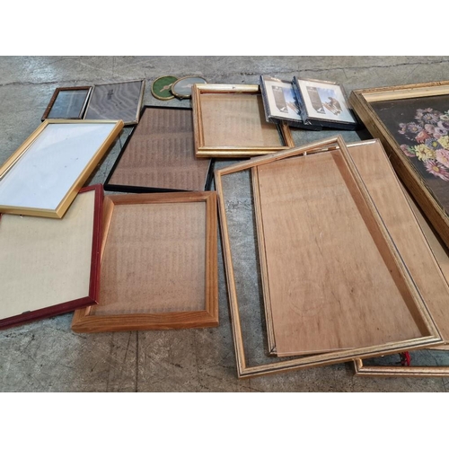 Castle Auctions Limassol Packed Saleroom With Just Over 880 Lots