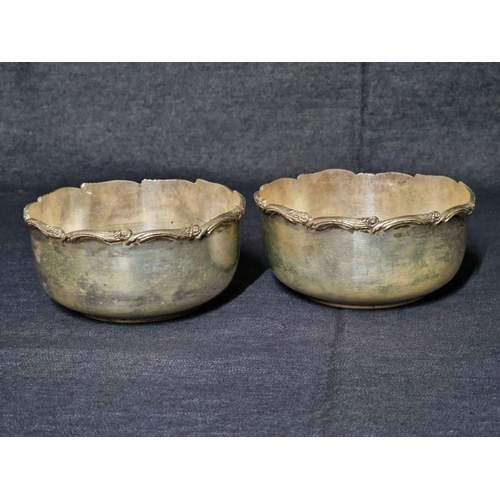 129 - Pair of Egyptian(?) Silver Bowls with Decorative Rim, (Approx. Ø: 11cm, H: 5cm, 136g and 151g), (2)