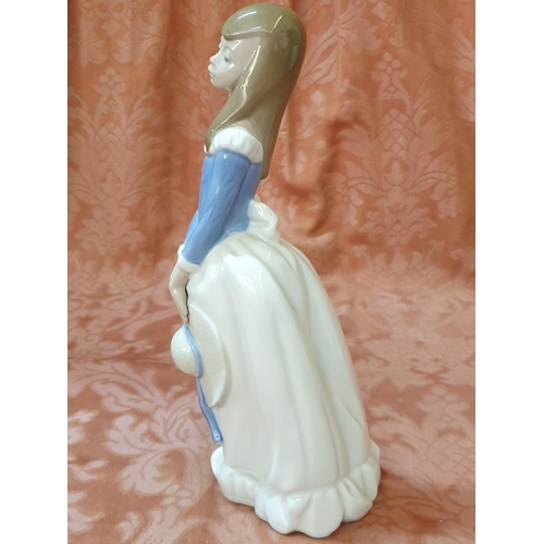 86 - Nao Girl Holding Straw Hat Porcelain Figurine, Made in Spain (H:28cm)