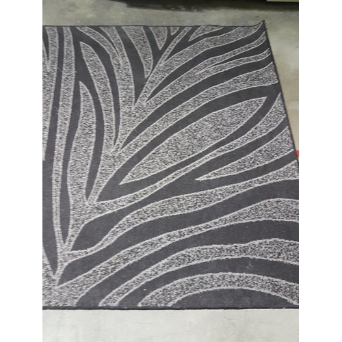 89 - Small Carpet Flourishes Pattern (160 x 215cm)