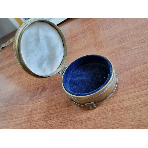 301 - Art Deco Style Vintage Round Metal Jewellery Box / Trinket Box with Blue Felt Liner (Ø:7.5cm x H:3cm... 