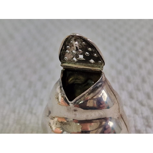 106 - Sterling Silver Salt Pot in Shape of a Figure, (Approx. H: 3.5cm, Weight: 20g)