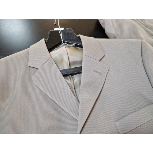 300 - Grey Men's Italian Suit by 'Vittoria, Collezione De Milano' of Jacket and Toursers (Size 34 Reg)