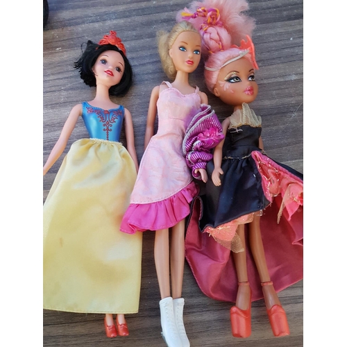 502 - Collection of Dolls (Simba Dolls / Frozen / Chic Dolls / Bratz and Others) Together with Accessories... 