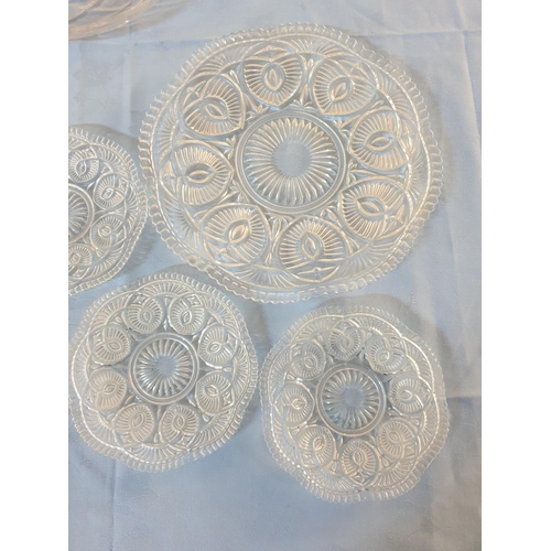 402 - 8 x Pieces of Retro Glass Plates and Serving Dishes