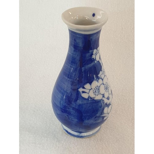 364 - Miniature Blue and White Hand Painted Chinese Porcelain Vase (H:10cm)