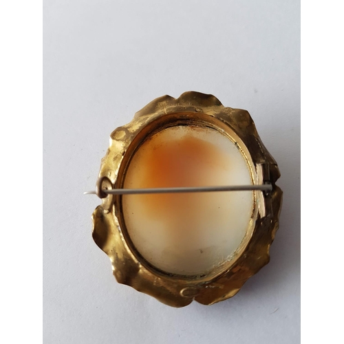 574 - Vintage Cameo Brooch with Ornate Yellow Metal Surround (Oval 4.5 x 4cm)