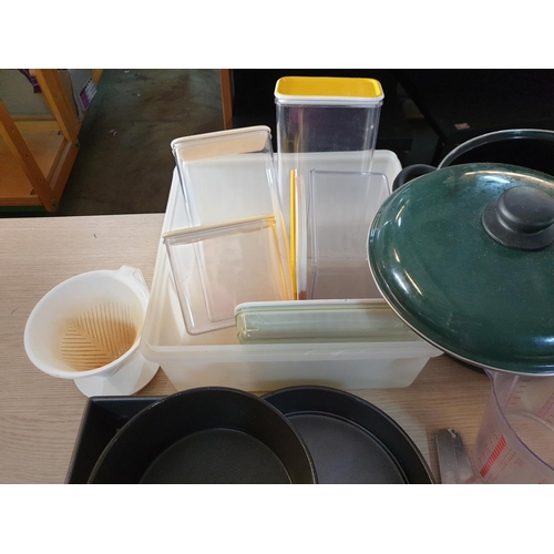 462 - Large Box of Assorted Kitchen Containers with Lid's Glass Bowls / Plates, Cooking Pots etc