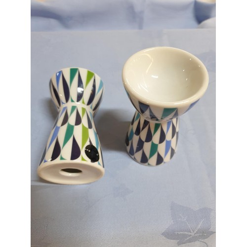 308 - Pair of Porcelain Egg Holders in Stylish Shape and Pattern (H:8.5cm each)