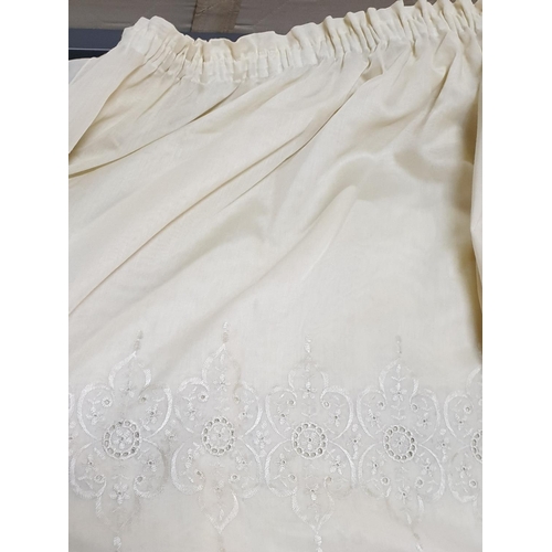 189 - 1 x Pair of Cream Coloured Net Curtain with Lacy Style and Floral Details (2), (Approx L:205cm x W:6... 