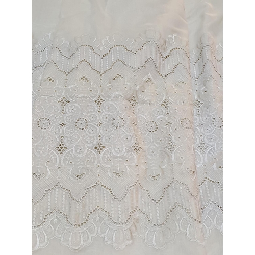 190 - 1 x Pair of Cream Coloured Net Curtains with Lace Style and Floral Details (2), (Approx L:205 x 600c... 