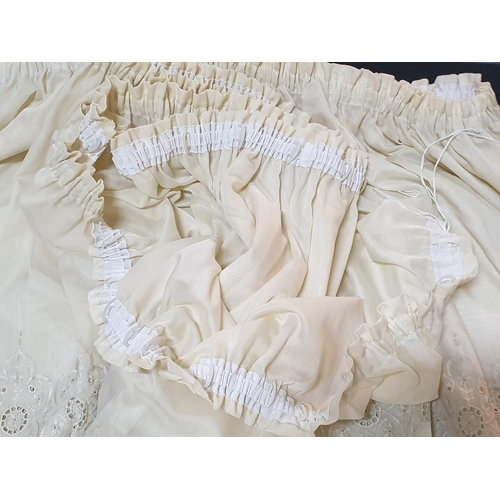 190 - 1 x Pair of Cream Coloured Net Curtains with Lace Style and Floral Details (2), (Approx L:205 x 600c... 