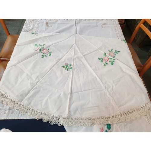 287 - 4 x Hand Embroidered Table Cloths (Round Ø148cm, Round Ø142cm, Rectangular 100 x 112cm, Square 110 x... 