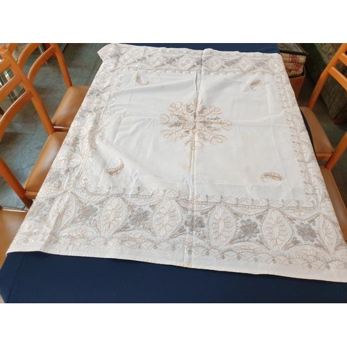 287 - 4 x Hand Embroidered Table Cloths (Round Ø148cm, Round Ø142cm, Rectangular 100 x 112cm, Square 110 x... 