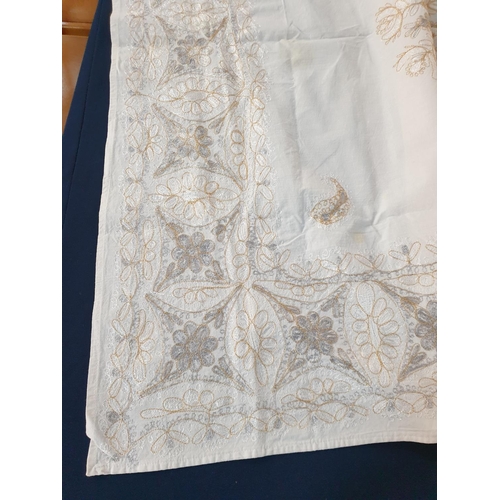 287 - 4 x Hand Embroidered Table Cloths (Round Ø148cm, Round Ø142cm, Rectangular 100 x 112cm, Square 110 x... 