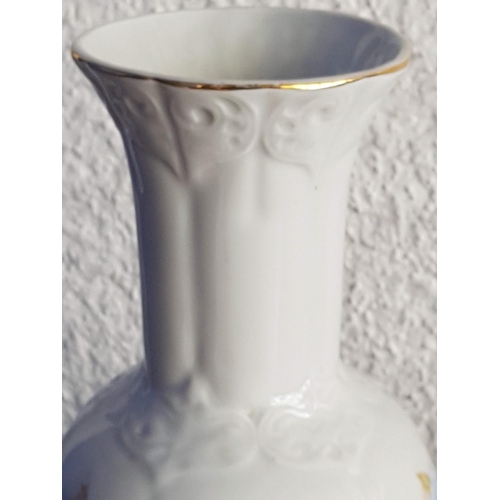 580 - Large Vintage Porcelain Vase with Gold Rim and Blue Floral Pattern (H:23cm)