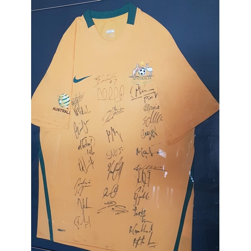 192 - Memorabilia World Cup 2002, Australia National Team Soccer Jersey, Signed by the Team and Framed (86... 