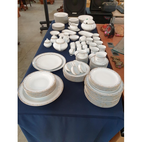 206 - Huge Qty of 'Thun, Carlsbad' Fine Porcelain Tableware (Dinner Set with Serving Crockery and Tea Set)... 