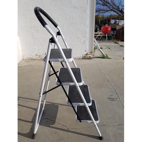 150 - 4-Step Ladder (Folding) Wide Step Ladder