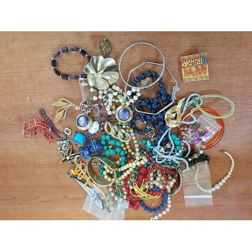 373 - Large Collection of Assorted Vintage / Retro Costume Jewellery