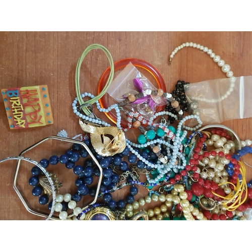 373 - Large Collection of Assorted Vintage / Retro Costume Jewellery