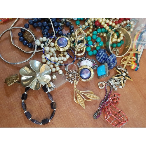 373 - Large Collection of Assorted Vintage / Retro Costume Jewellery