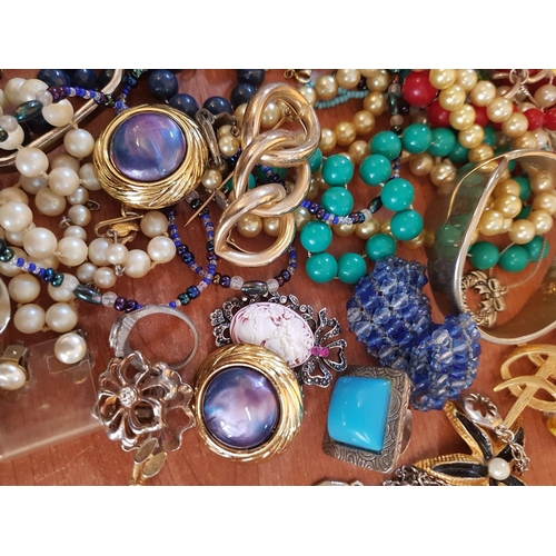 373 - Large Collection of Assorted Vintage / Retro Costume Jewellery