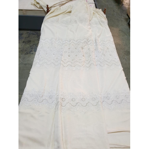 757 - 1 x Pair of Cream Coloured Net Curtains with Lace Style and Floral Details (2), (Approx L:205 x 600c... 