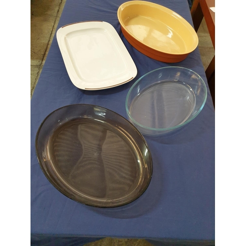 825 - Assorted Kitchen Dishes (2 x Pyrex Oval Dishes, 1 x Ceramic Oval Dish, 1 x Rectangular Large Dish Ma... 