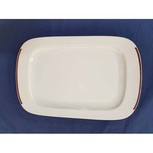 825 - Assorted Kitchen Dishes (2 x Pyrex Oval Dishes, 1 x Ceramic Oval Dish, 1 x Rectangular Large Dish Ma... 