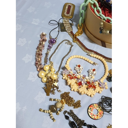 150 - Large Collection of Vintage and Retro Elegant Jewellery in; Different Style, Sizes, Colour, Material... 