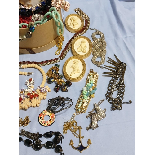 150 - Large Collection of Vintage and Retro Elegant Jewellery in; Different Style, Sizes, Colour, Material... 