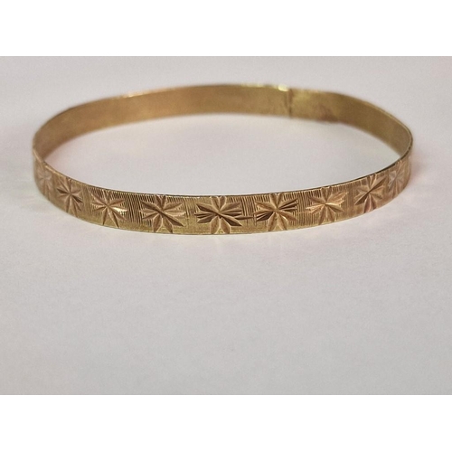 93 - Yellow Metal Bangle Bracelet with Star Pattern, (Approx. 6.1g, Ø: 6.2cm)