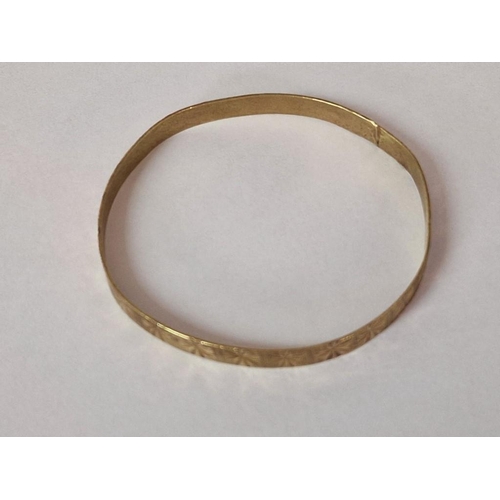 93 - Yellow Metal Bangle Bracelet with Star Pattern, (Approx. 6.1g, Ø: 6.2cm)