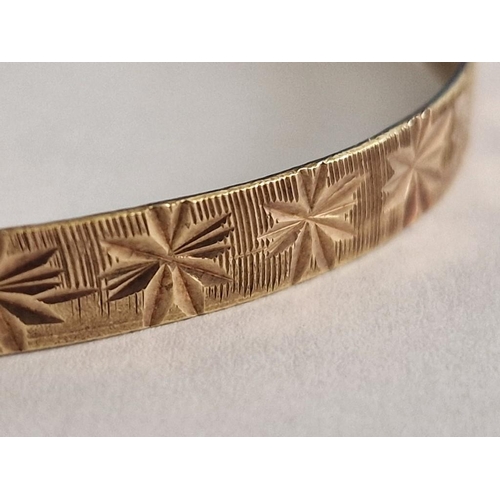 93 - Yellow Metal Bangle Bracelet with Star Pattern, (Approx. 6.1g, Ø: 6.2cm)