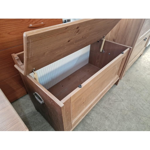 527 - Wooden Storage Bench Seat with Lift-up Top, (Approx. 82 x 44 x 54cm)