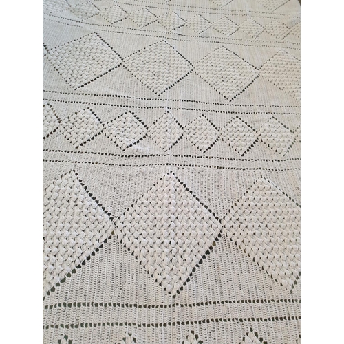 514 - White Lace Pattern Bed Cover (190 x 190cm)