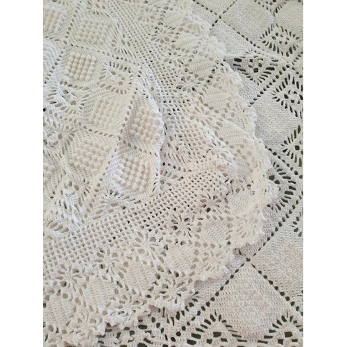 515 - White Lace Patterned Bed Cover (150 x 200cm)