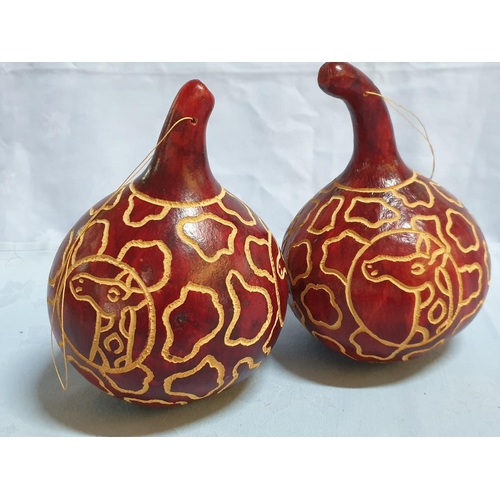 516 - 2 x Carved Giraffe Themed Gourds (H:18cm & H:20cm)