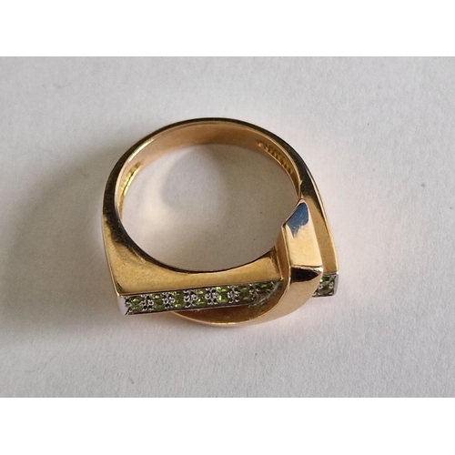 82 - 14ct Gold Ring Set with Two Lines of Round Cut Green Stones, (Approx. 7.6g, Size S)